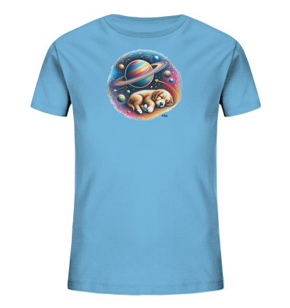 Onlineshop Shirts fuer Kinder - Zu sehen ist ein hellblaues T-Shirt fuer Kinder. Die Vorderseite ziert ein rundes Motiv mit einem schlafenden Welpen. Dieser liegt eingebettet in eine fantasievolle Weltraumszene voller bunter Planeten und Sterne. Das Design ist farbenpraechtig und detailreich gestaltet.