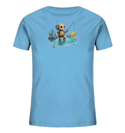Onlineshop Shirts für Kinder - Das Bild zeigt ein hellblaues Kinder-T-Shirt mit einem detailreichen Aufdruck auf der Vorderseite. Der Aufdruck zeigt einen kleinen, freundlich aussehenden Roboter, der mit einer Angel in einer kleinen Wasserpfütze steht. Anstelle eines Fisches hat der Roboter einen leuchtend goldenen Stern an der Angel gefangen. Die Szene ist umrahmt von grauen Steinen und trockenen Pflanzendetails, was dem Motiv eine fantasievolle und spielerische Note verleiht.