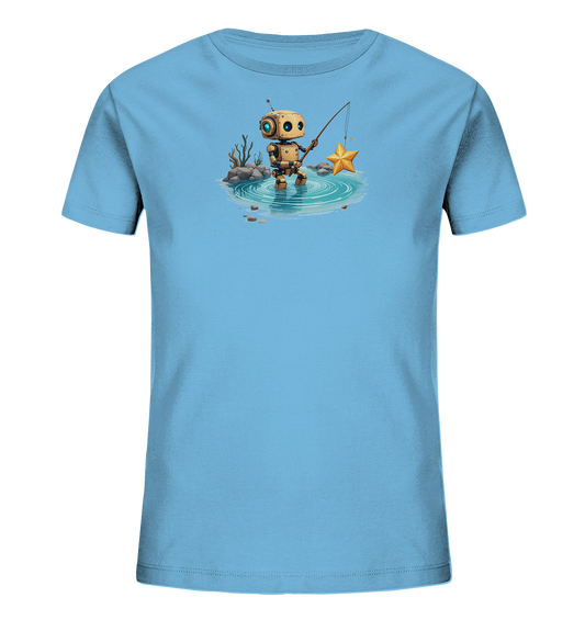 Onlineshop Shirts für Kinder - Das Bild zeigt ein hellblaues Kinder-T-Shirt mit einem detailreichen Aufdruck auf der Vorderseite. Der Aufdruck zeigt einen kleinen, freundlich aussehenden Roboter, der mit einer Angel in einer kleinen Wasserpfütze steht. Anstelle eines Fisches hat der Roboter einen leuchtend goldenen Stern an der Angel gefangen. Die Szene ist umrahmt von grauen Steinen und trockenen Pflanzendetails, was dem Motiv eine fantasievolle und spielerische Note verleiht.
