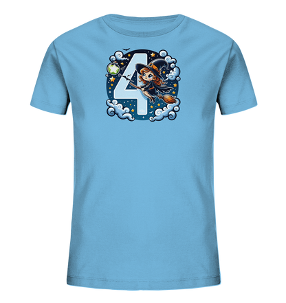 Onlineshop Shirts fuer Kinder - Das Bild zeigt ein hellblaues Kinder-T-Shirt mit einem auffaelligen Motiv der Zahl Vier. Um die Zahl herum fliegt eine suesse Cartoon-Hexe auf einem Besen, umgeben von magischen Elementen wie Wolken, Sternen und Fledermaeusen. Das Design enthaelt auch einen Halbmond und eine kleine Flasche. Insgesamt wirkt der Druck sehr fantasievoll und farbenfroh.