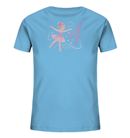 Onlineshop Shirts fuer Kinder - Das Bild zeigt ein hellblaues T-Shirt fuer Kinder. Auf der Vorderseite ist eine Illustration einer jungen Ballerina in einem pinken Tutu zu sehen, die eine Tanzposition einnimmt. Neben der Ballerina steht die Zahl "4" in einem zarten Violett, umgeben von kleinen Sternen und dekorativen Schwuengen. Das Design wirkt verspielt und thematisch auf Tanz oder einen vierten Geburtstag zugeschnitten.