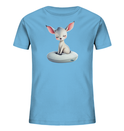 Onlineshop Shirts fuer Kinder - Das Bild zeigt ein hellblaues Kinder-T-Shirt mit einem charmanten Motiv auf der Vorderseite. Ein kleines, weisses Fantasiewesen mit grossen rosa Ohren sitzt friedlich auf einem runden, weissen Kissen. Es hat geschlossene Augen und einen sanften Gesichtsausdruck. Das Design wirkt ruhig und ansprechend fuer Kinder.
