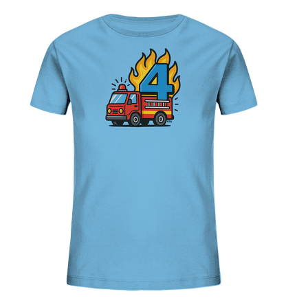Onlineshop Shirts fuer Kinder - Das Bild zeigt ein hellblaues T-Shirt fuer Kinder. Auf der Vorderseite ist ein cartoonartiges Feuerwehrauto abgebildet. Über dem Feuerwehrauto befindet sich die Zahl '4' in blauer Farbe, umgeben von stilisierten Flammen. Dieses Design ist verspielt und farbenfroh.