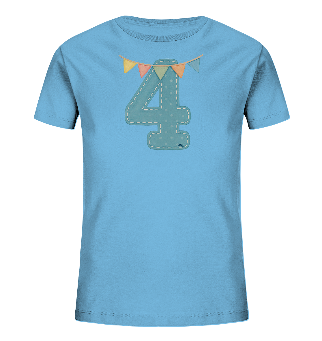 Onlineshop Shirts fuer Kinder - Das Bild zeigt ein hellblaues Kinder T-Shirt. Auf der Vorderseite ist eine grosse Zahl '4' im Patchwork-Stil mit Naehten und Punkten abgebildet. Darueber haengt eine kleine Girlande aus bunten Stoffwimpeln in Pastellfarben. Das Motiv ist zentral auf dem Shirt platziert und verleiht ihm ein festliches, verspieltes Aussehen.