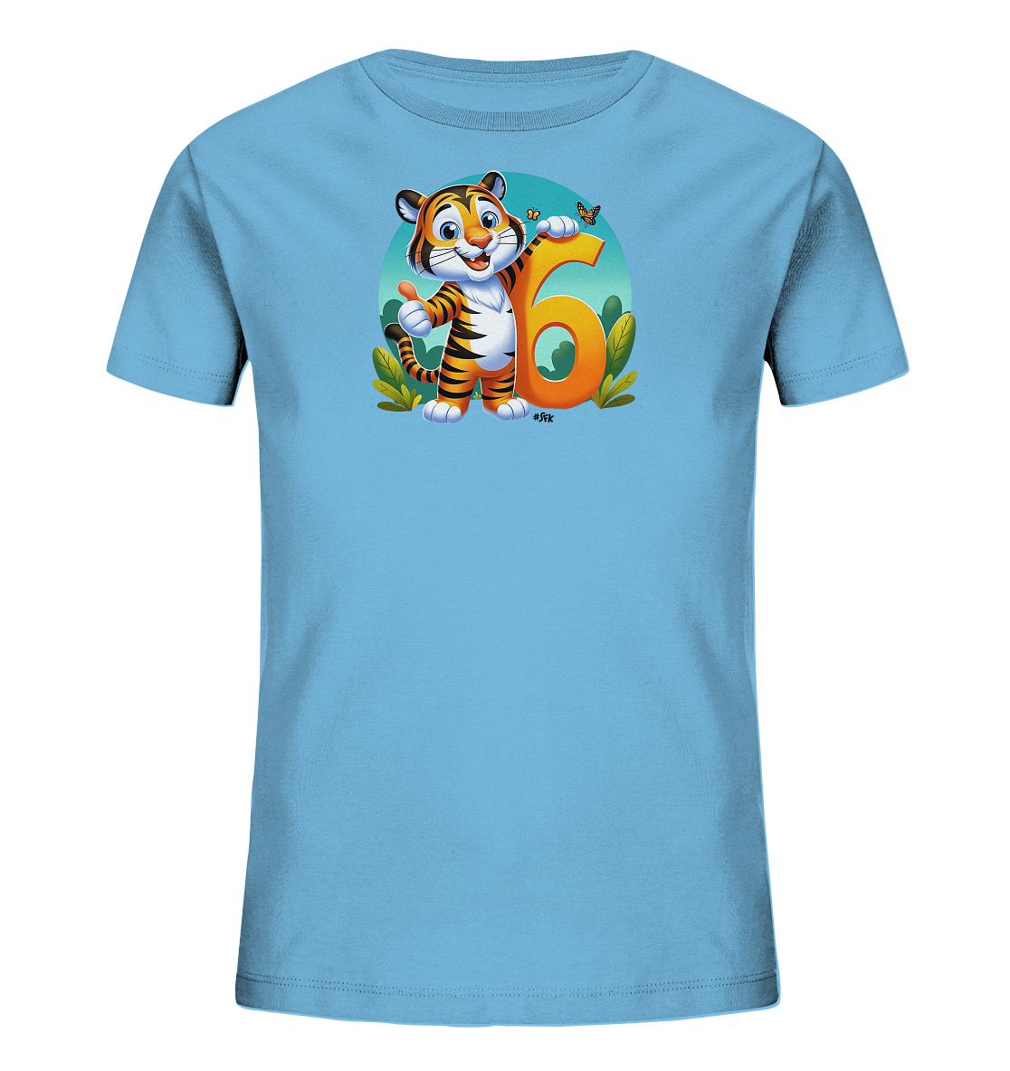 Onlineshop Shirts fuer Kinder - Das Bild zeigt ein hellblaues Kinder-T-Shirt mit einem froehlichen Motiv auf der Vorderseite. Ein laechelnder Cartoon-Tiger steht neben einer grossen orangefarbenen Sechs und gibt einen Daumen hoch. Das Motiv ist von gruenen Pflanzen umgeben, und ein kleiner Schmetterling sitzt auf der Zahl. Das Design ist lebendig und kindgerecht gestaltet.