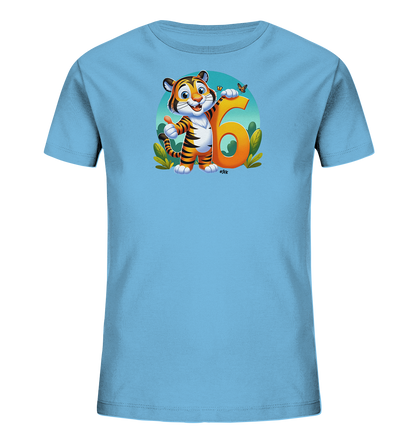Onlineshop Shirts fuer Kinder - Das Bild zeigt ein hellblaues Kinder-T-Shirt mit einem froehlichen Motiv auf der Vorderseite. Ein laechelnder Cartoon-Tiger steht neben einer grossen orangefarbenen Sechs und gibt einen Daumen hoch. Das Motiv ist von gruenen Pflanzen umgeben, und ein kleiner Schmetterling sitzt auf der Zahl. Das Design ist lebendig und kindgerecht gestaltet.