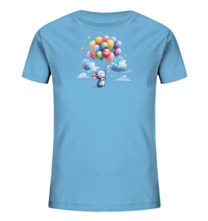 Onlineshop Shirts für Kinder - Das hellblaue Kinder-T-Shirt präsentiert eine niedliche Grafik einer kleinen Maus, die mit einem Bund bunter Ballons zwischen stilisierten Wolken fliegt. Die Illustration zeigt die graue Maus, gehalten von den Fäden der mehrfarbigen Ballons, umgeben von kleinen Herzen. Auf einem der Ballons ist die Beschriftung "#JFK" erkennbar. Dieses Design vermittelt einen leichten und fantasievollen Eindruck.