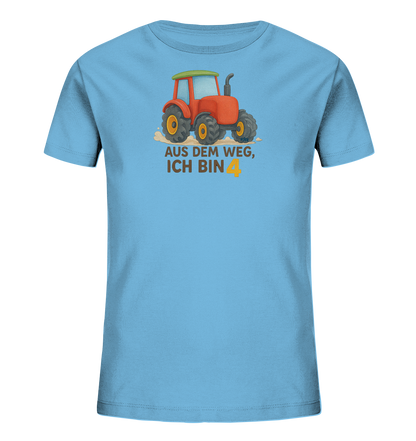 Onlineshop Shirts fuer Kinder - Das Bild zeigt ein hellblaues Kinder-T-Shirt mit einem farbigen Motiv. Auf der Vorderseite ist ein roter Cartoon-Traktor mit gelben Raedern abgebildet. Darunter steht der Spruch "AUS DEM WEG, ICH BIN" gefolgt von einer grossen orangen Zahl 4. Das Design ist ideal fuer kleine Traktor-Fans, besonders zum vierten Geburtstag.