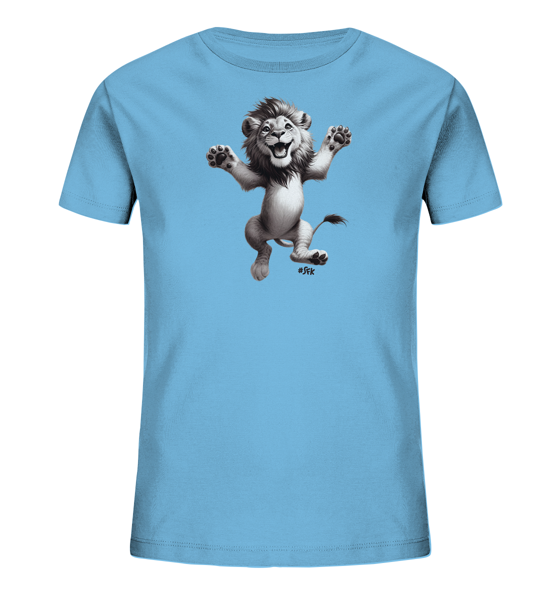 Onlineshop Shirts fuer Kinder - Das Bild zeigt ein hellblaues T-Shirt fuer Kinder mit einem prominenten Aufdruck auf der Vorderseite. Das Motiv zeigt einen jungen Loewen in einer froehlichen, springenden Pose. Der junge Loewe hat ein breites Grinsen und seine Pfoten sind ausgestreckt, was eine dynamische Bewegung einfaengt. Die Illustration ist in detailreichen Graustufen ausgefuehrt und bildet einen schoenen Kontrast zum hellblauen Stoff des Shirts.