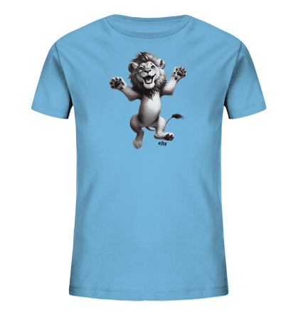 Onlineshop Shirts fuer Kinder - Das Bild zeigt ein hellblaues T-Shirt fuer Kinder mit einem prominenten Aufdruck auf der Vorderseite. Das Motiv zeigt einen jungen Loewen in einer froehlichen, springenden Pose. Der junge Loewe hat ein breites Grinsen und seine Pfoten sind ausgestreckt, was eine dynamische Bewegung einfaengt. Die Illustration ist in detailreichen Graustufen ausgefuehrt und bildet einen schoenen Kontrast zum hellblauen Stoff des Shirts.