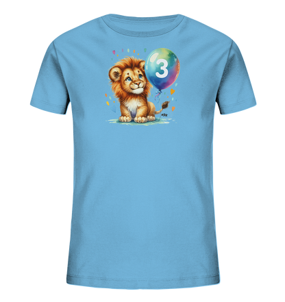 Onlineshop Shirts fuer Kinder - Das Bild zeigt ein hellblaues Kinder-T-Shirt mit einem niedlichen Motiv. Ein kleiner Loewe sitzt neben einem bunten Ballon mit der Zahl 3. Das Design wird von kleinen, farbigen Konfetti-Elementen ergaenzt. Dieses froehliche Motiv eignet sich perfekt fuer Kindergeburtstage.