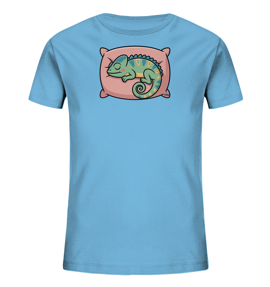 Onlineshop Shirts fuer Kinder - Das Bild praesentiert ein hellblaues T-Shirt fuer Kinder mit einem niedlichen Tiermotiv. Auf der Vorderseite ist ein schlafendes Chamaeleon abgebildet, das gemuetlich auf einem rosa Kissen liegt. Das Chamaeleon ist in Gruentoenen mit gelben Akzenten gehalten und hat seine Augen geschlossen, was eine ruhige Szene darstellt. Das gesamte Design wirkt sanft und kinderfreundlich.