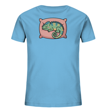 Onlineshop Shirts fuer Kinder - Das Bild praesentiert ein hellblaues T-Shirt fuer Kinder mit einem niedlichen Tiermotiv. Auf der Vorderseite ist ein schlafendes Chamaeleon abgebildet, das gemuetlich auf einem rosa Kissen liegt. Das Chamaeleon ist in Gruentoenen mit gelben Akzenten gehalten und hat seine Augen geschlossen, was eine ruhige Szene darstellt. Das gesamte Design wirkt sanft und kinderfreundlich.
