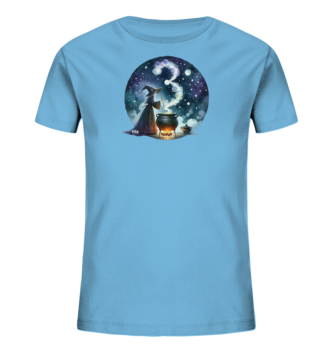 Onlineshop Shirts fuer Kinder - Das Bild zeigt ein hellblaues T-Shirt fuer Kinder mit einem runden Aufdruck. Darauf ist eine Hexe zu sehen, die einen Zaubertrank in einem Kessel ruehrt. Der Dampf aus dem Kessel bildet die Form der Zahl Drei. Das Motiv ist vor einem dunklen Nachthimmel mit Sternen und einem Mond platziert und wirkt magisch und verspielt.
