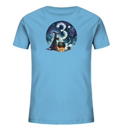 Onlineshop Shirts fuer Kinder - Das Bild zeigt ein hellblaues T-Shirt fuer Kinder mit einem runden Aufdruck. Darauf ist eine Hexe zu sehen, die einen Zaubertrank in einem Kessel ruehrt. Der Dampf aus dem Kessel bildet die Form der Zahl Drei. Das Motiv ist vor einem dunklen Nachthimmel mit Sternen und einem Mond platziert und wirkt magisch und verspielt.