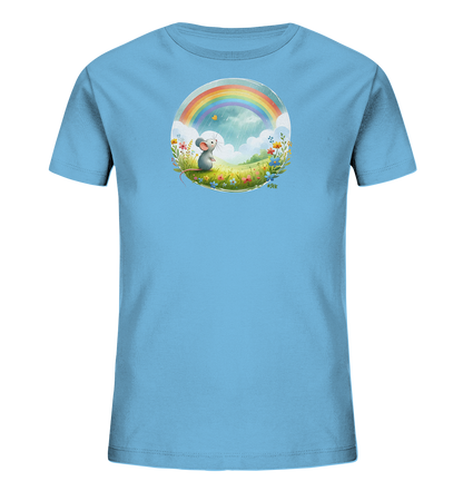 Onlineshop Shirts fuer Kinder - Das Bild zeigt ein hellblaues T-Shirt fuer Kinder mit einem runden Motiv auf der Vorderseite. Die Illustration zeigt eine kleine Maus auf einer blumigen Wiese unter einem farbenfrohen Regenbogen. Im Hintergrund sind Wolken und leichter Regen zu sehen, ergaenzt durch einen kleinen Schmetterling. Dieses Design vermittelt eine freundliche und natuerliche Stimmung.
