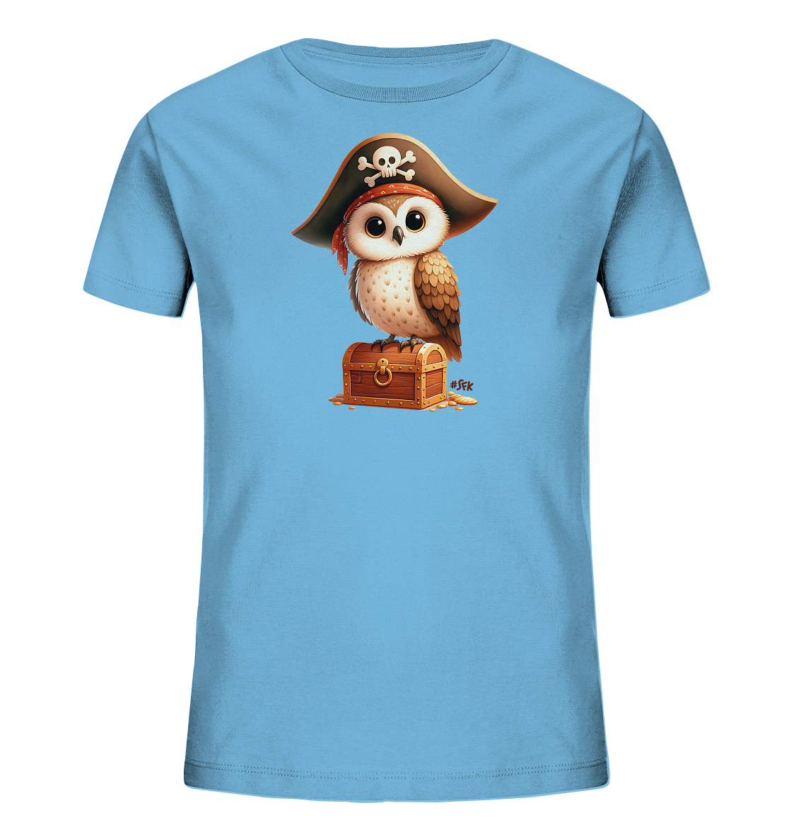 Onlineshop Shirts fuer Kinder - Das Bild zeigt ein hellblaues T-Shirt fuer Kinder. Darauf ist eine niedliche Cartoon-Eule mit grossen Augen abgebildet, die einen Piratenhut traegt. Die Eule sitzt auf einer braunen Schatzkiste, um die einige goldene Muenzen liegen. Das Motiv verleiht dem Shirt einen verspielten Piraten-Look.