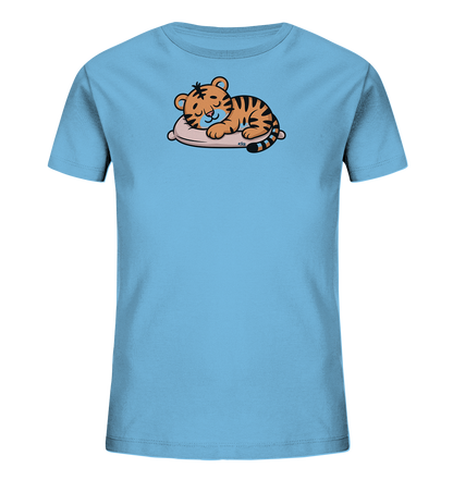 Onlineshop Shirts fuer Kinder - Das Bild zeigt ein hellblaues T-Shirt fuer Kinder. Auf der Vorderseite ist ein niedliches, schlafendes Tigerbaby auf einem Kissen abgebildet. Das Tigerjunges hat orangefarbenes Fell mit schwarzen Streifen und blaue Wangen. Das Design vermittelt einen ruhigen und verspielten Eindruck.