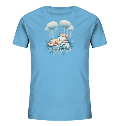 Onlineshop Shirts fuer Kinder - Dieses hellblaue Kinder-T-Shirt zeigt eine friedliche Illustration eines schlafenden Hundes. Der Hund liegt entspannt auf einem Baumstamm inmitten von Blumen und Blaettern. Im Hintergrund sind stilisierte Baeume zu sehen, die eine ruhige Waldszene darstellen. Das Design wirkt beruhigend und naturnah.