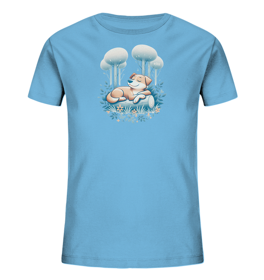 Onlineshop Shirts fuer Kinder - Dieses hellblaue Kinder-T-Shirt zeigt eine friedliche Illustration eines schlafenden Hundes. Der Hund liegt entspannt auf einem Baumstamm inmitten von Blumen und Blaettern. Im Hintergrund sind stilisierte Baeume zu sehen, die eine ruhige Waldszene darstellen. Das Design wirkt beruhigend und naturnah.