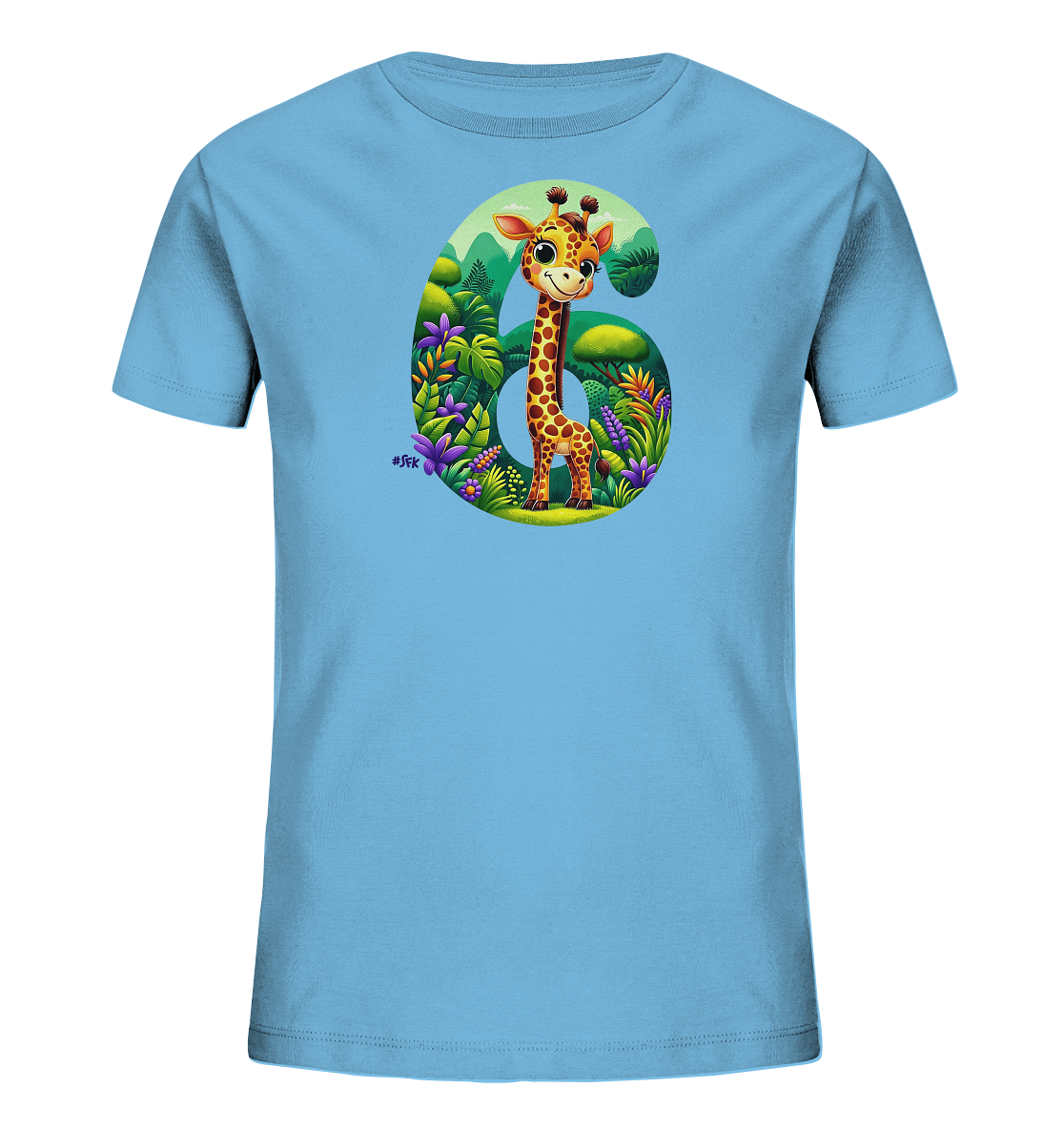 Onlineshop Shirts fuer Kinder - Das Bild zeigt ein hellblaues T-Shirt fuer Kinder mit einem grossen Motiv der Zahl Sechs. Innerhalb der Zahl ist eine detailreiche Naturlandschaft mit einer niedlichen Cartoon-Giraffe dargestellt. Die Szene umfasst gruene Huegel, ueppige Blaetter und bunte Blumen in kraeftigen Farben. Dieses verspielte Design faengt die Fantasie ein und ist ideal fuer Kinder.