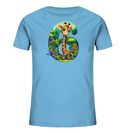 Onlineshop Shirts fuer Kinder - Das Bild zeigt ein hellblaues T-Shirt fuer Kinder mit einem grossen Motiv der Zahl Sechs. Innerhalb der Zahl ist eine detailreiche Naturlandschaft mit einer niedlichen Cartoon-Giraffe dargestellt. Die Szene umfasst gruene Huegel, ueppige Blaetter und bunte Blumen in kraeftigen Farben. Dieses verspielte Design faengt die Fantasie ein und ist ideal fuer Kinder.