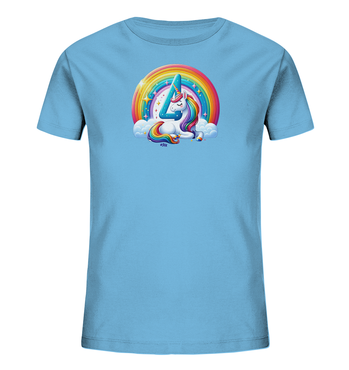 Onlineshop Shirts fuer Kinder - Das Bild zeigt ein hellblaues Kinder T-Shirt mit einer Illustration auf der Vorderseite. Die Grafik stellt ein Einhorn dar, das auf Wolken liegt. Dahinter ist ein bunter Regenbogen mit glitzernden Sternen zu sehen. Die Zahl Vier ist auffaellig im Horn des Einhorns integriert, und seine Maehne sowie der Schweif sind in Regenbogenfarben gehalten.