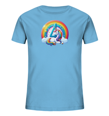 Onlineshop Shirts fuer Kinder - Das Bild zeigt ein hellblaues Kinder T-Shirt mit einer Illustration auf der Vorderseite. Die Grafik stellt ein Einhorn dar, das auf Wolken liegt. Dahinter ist ein bunter Regenbogen mit glitzernden Sternen zu sehen. Die Zahl Vier ist auffaellig im Horn des Einhorns integriert, und seine Maehne sowie der Schweif sind in Regenbogenfarben gehalten.