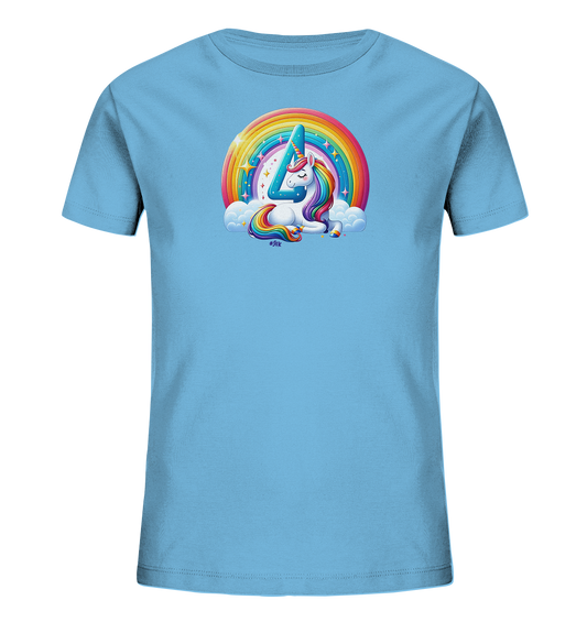 Onlineshop Shirts fuer Kinder - Das Bild zeigt ein hellblaues Kinder T-Shirt mit einer Illustration auf der Vorderseite. Die Grafik stellt ein Einhorn dar, das auf Wolken liegt. Dahinter ist ein bunter Regenbogen mit glitzernden Sternen zu sehen. Die Zahl Vier ist auffaellig im Horn des Einhorns integriert, und seine Maehne sowie der Schweif sind in Regenbogenfarben gehalten.