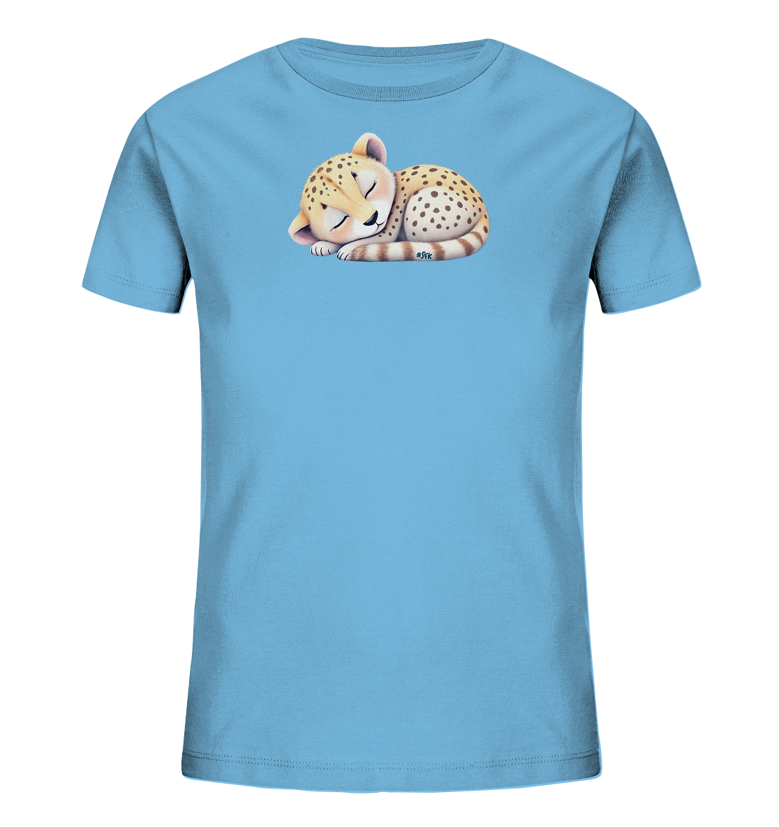 Onlineshop Shirts fuer Kinder - Das Bild zeigt ein hellblaues T-Shirt fuer Kinder. Auf der Vorderseite ist ein niedliches, schlafendes Leoparden- oder Gepardenjunges abgebildet, das sich zusammengerollt hat. Das Design wirkt sanft und friedlich, mit natuerlichen Farbtoenen des Tierfells. Es ist ein charmantes Motiv fuer Kinderkleidung.