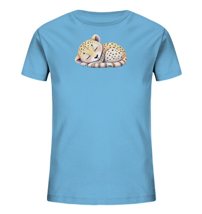 Onlineshop Shirts fuer Kinder - Das Bild zeigt ein hellblaues T-Shirt fuer Kinder. Auf der Vorderseite ist ein niedliches, schlafendes Leoparden- oder Gepardenjunges abgebildet, das sich zusammengerollt hat. Das Design wirkt sanft und friedlich, mit natuerlichen Farbtoenen des Tierfells. Es ist ein charmantes Motiv fuer Kinderkleidung.