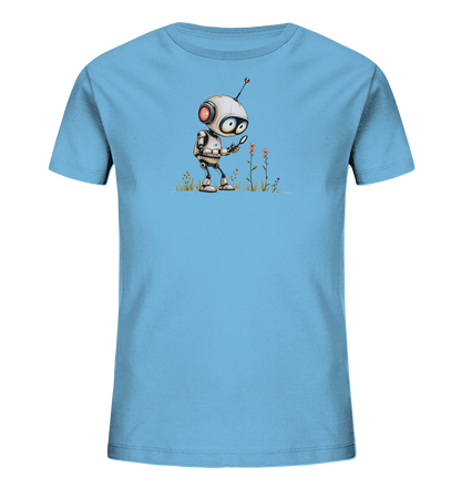 Onlineshop Shirts für Kinder - Das Bild zeigt ein hellblaues Kinder-T-Shirt mit einem aufgedruckten Motiv eines kleinen Roboters. Der Roboter ist weiß mit grauen und roten Akzenten und hat große Augen. Er steht im Gras neben einigen Blumen und betrachtet eine davon durch eine Lupe. Das Design ist detailreich und weckt Neugier auf Entdeckungen in der Natur.