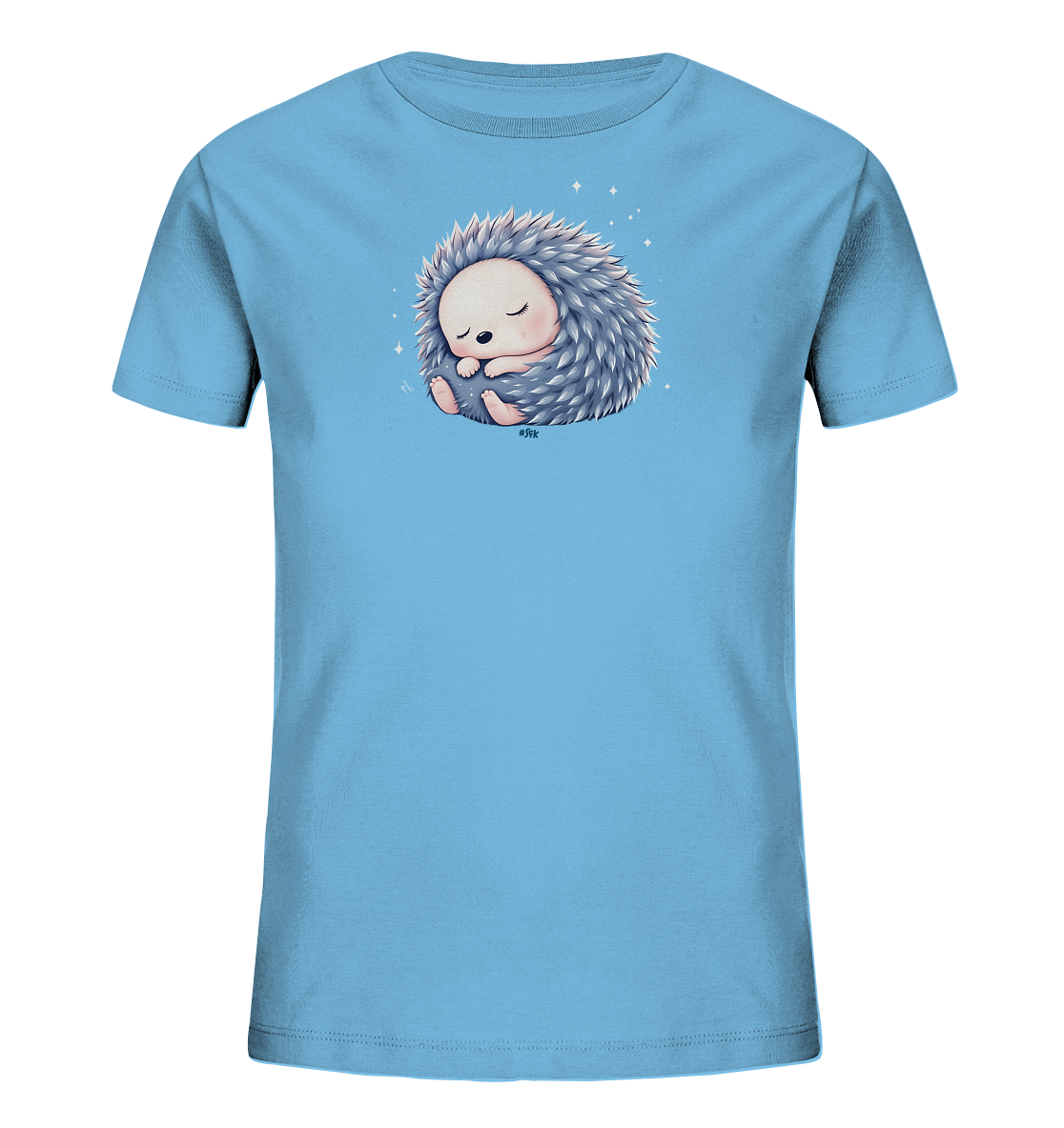 Onlineshop Shirts fuer Kinder - Das Bild zeigt ein hellblaues T-Shirt fuer Kinder mit einem niedlichen Aufdruck eines schlafenden Igels. Der Igel ist zu einer Kugel zusammengerollt dargestellt, mit geschlossenen Augen und weichen, grauen Stacheln. Um den Igel herum sind kleine, glitzernde Sterne zu sehen, die eine friedliche und vertraeumte Atmosphaere schaffen. Das Design ist verspielt und kinderfreundlich.