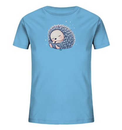 Onlineshop Shirts fuer Kinder - Das Bild zeigt ein hellblaues T-Shirt fuer Kinder mit einem niedlichen Aufdruck eines schlafenden Igels. Der Igel ist zu einer Kugel zusammengerollt dargestellt, mit geschlossenen Augen und weichen, grauen Stacheln. Um den Igel herum sind kleine, glitzernde Sterne zu sehen, die eine friedliche und vertraeumte Atmosphaere schaffen. Das Design ist verspielt und kinderfreundlich.