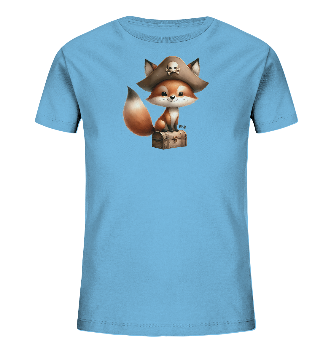 Onlineshop Shirts fuer Kinder - Das Bild zeigt ein hellblaues T-Shirt fuer Kinder mit einem einzigartigen Motiv. Auf der Vorderseite ist ein niedlicher, cartoonhafter Fuchs abgebildet. Der Fuchs traegt einen Piratenhut mit Totenkopf und sitzt auf einer detaillierten Holzkiste, die einer Schatzkiste aehnelt. Diese verspielte Grafik verleiht dem Shirt einen abenteuerlichen Touch, ideal fuer kleine Entdecker.