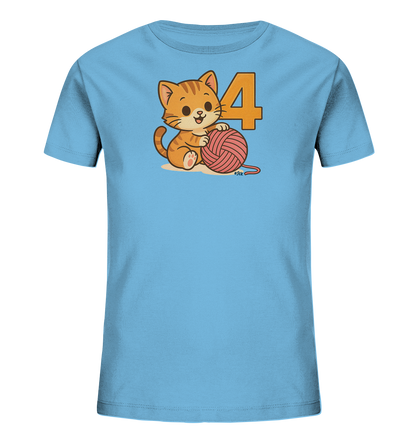 Onlineshop Shirts fuer Kinder - Das Bild zeigt ein hellblaues Kinder-T-Shirt mit einem lustigen Motiv. Eine orangefarbene Cartoon-Katze spielt darauf mit einem rosafarbenen Wollknaeuel. Daneben steht die grosse, orangefarbene Zahl '4'. Das Design ist niedlich und farblich ansprechend.