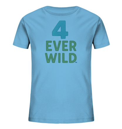 Onlineshop Shirts fuer Kinder - Das Bild zeigt ein hellblaues T-Shirt fuer Kinder. Auf der Vorderseite ist ein Print mit der grossen Zahl '4' in Tuerkis zu sehen. Darunter steht der Text 'EVER WILD' in gruenen Grossbuchstaben. Das Design hat einen spielerischen und abenteuerlustigen Charakter.