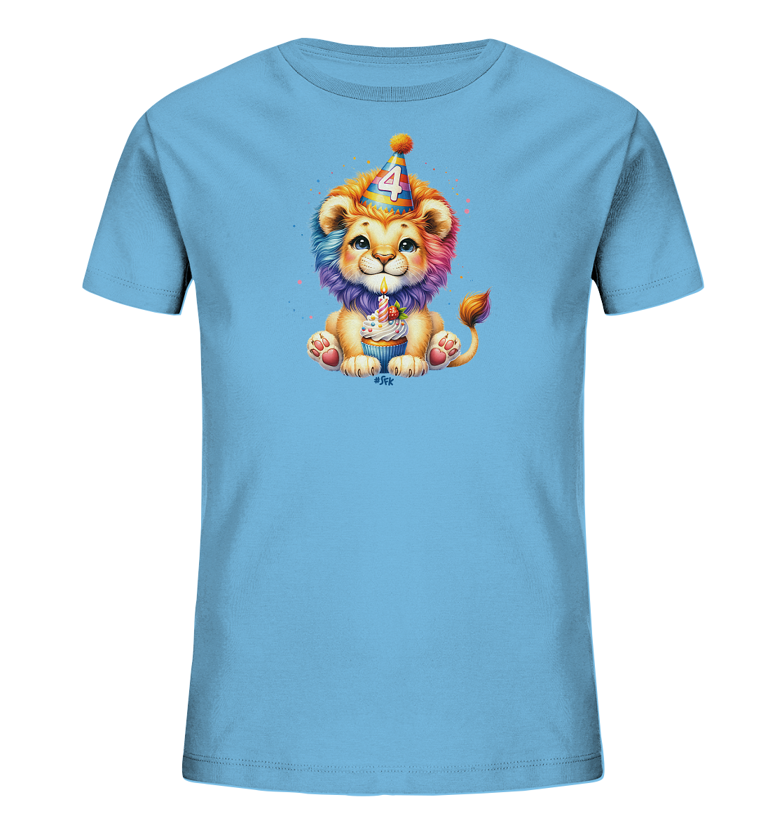 Onlineshop Shirts für Kinder - Das Bild zeigt ein hellblaues Kinder-T-Shirt mit einem detailreichen Aufdruck eines niedlichen Baby-Löwen. Der Löwe trägt einen bunten Partyhut mit der Zahl '4' und hält einen Cupcake mit einer brennenden Kerze. Seine Mähne ist in Regenbogenfarben gehalten und das Motiv ist von bunten Farbspritzern umgeben. Dieses Design verleiht dem T-Shirt einen fröhlichen und verspielten Charakter.