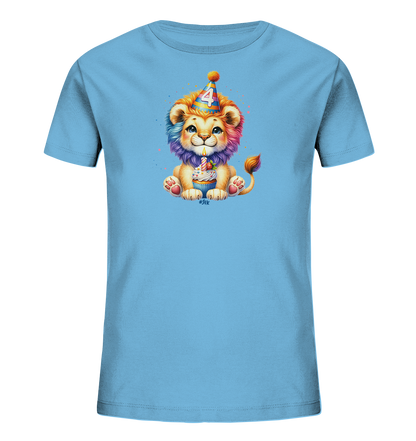 Onlineshop Shirts für Kinder - Das Bild zeigt ein hellblaues Kinder-T-Shirt mit einem detailreichen Aufdruck eines niedlichen Baby-Löwen. Der Löwe trägt einen bunten Partyhut mit der Zahl '4' und hält einen Cupcake mit einer brennenden Kerze. Seine Mähne ist in Regenbogenfarben gehalten und das Motiv ist von bunten Farbspritzern umgeben. Dieses Design verleiht dem T-Shirt einen fröhlichen und verspielten Charakter.