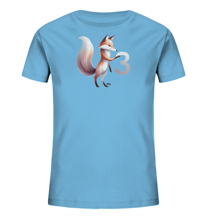 Onlineshop Shirts fuer Kinder - Dieses hellblaue T-Shirt fuer Kinder ist mit einer charmanten Illustration verziert. Ein niedlicher Fuchs in warmen Brauntoenen haelt spielerisch die Ziffer '3' in einem helleren Farbton. Die Darstellung des Fuchses wirkt lebendig und freundlich. Ein suesses Design fuer kleine Abenteurer.