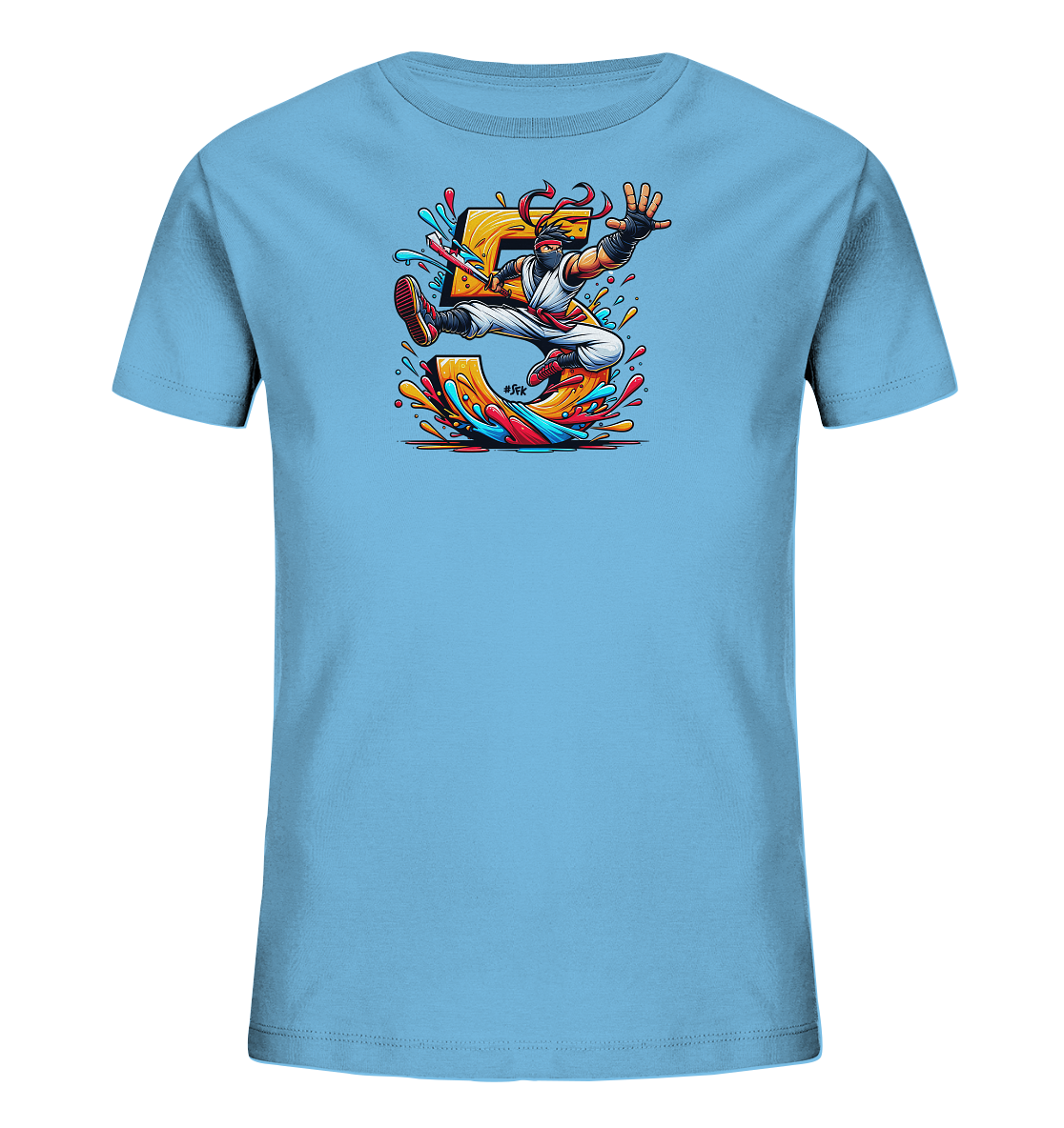 Onlineshop Shirts fuer Kinder - Das Bild zeigt ein hellblaues Kinder T-Shirt mit einem dynamischen Motiv auf der Vorderseite. Das Design zeigt einen springenden Charakter im Stil eines Ninjas, der durch einen grossen, gelben Buchstaben "S" springt. Um den Buchstaben und den Charakter herum sind bunte Farbspritzer in verschiedenen lebhaften Toenen zu sehen. Die gesamte Grafik wirkt energiegeladen und farbenfroh.