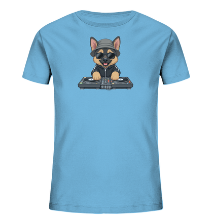 Onlineshop Shirts fuer Kinder - Das Bild zeigt ein hellblaues Kinder-T-Shirt mit einem coolen Hunde-Motiv als DJ. Der Hund traegt eine Sonnenbrille und einen Fischerhut und steht vor einem DJ-Pult mit Plattenspielern. Er hat ein freundliches, grinsendes Gesicht, was dem Design einen verspielten und froehlichen Charakter verleiht.