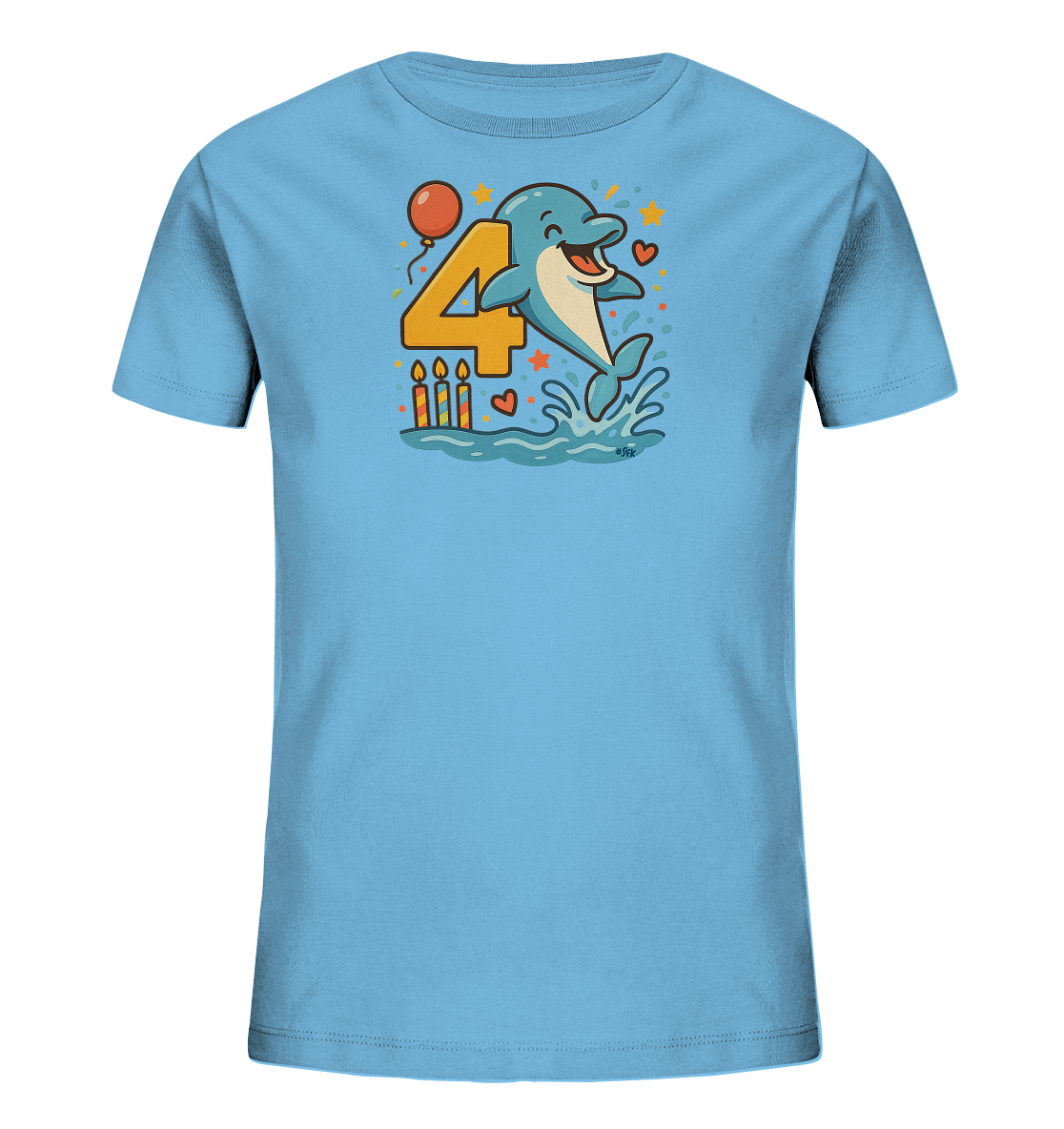 Onlineshop Shirts fuer Kinder - Das Bild zeigt ein hellblaues T-Shirt mit einem farbenfrohen Motiv eines froehlichen Delfins. Der Delfin springt aus dem Wasser neben einer grossen gelben Zahl '4'. Das Design umfasst auch einen roten Ballon, kleine Geburtstagskerzen und verspielte Sterne und Herzen. Es ist ein lebhaftes Motiv, ideal fuer einen vierten Geburtstag.