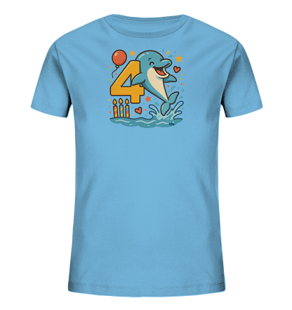 Onlineshop Shirts fuer Kinder - Das Bild zeigt ein hellblaues T-Shirt mit einem farbenfrohen Motiv eines froehlichen Delfins. Der Delfin springt aus dem Wasser neben einer grossen gelben Zahl '4'. Das Design umfasst auch einen roten Ballon, kleine Geburtstagskerzen und verspielte Sterne und Herzen. Es ist ein lebhaftes Motiv, ideal fuer einen vierten Geburtstag.