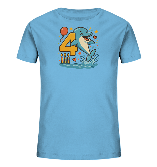 Onlineshop Shirts fuer Kinder - Das Bild zeigt ein hellblaues T-Shirt mit einem farbenfrohen Motiv eines froehlichen Delfins. Der Delfin springt aus dem Wasser neben einer grossen gelben Zahl '4'. Das Design umfasst auch einen roten Ballon, kleine Geburtstagskerzen und verspielte Sterne und Herzen. Es ist ein lebhaftes Motiv, ideal fuer einen vierten Geburtstag.