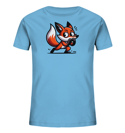 Onlineshop Shirts fuer Kinder - Das Bild zeigt ein hellblaues T-Shirt mit einem verspielten Fuchsmotiv fuer Kinder. Die Illustration zeigt einen kleinen, orangefarbenen Fuchs in einer dynamischen Pose, der sein Maul mit den Pfoten bedeckt. Sein grosser Schwanz und die aufmerksamen Augen verleihen ihm einen ausdrucksstarken Charakter. Das farbenfrohe Design ist ein Blickfang auf dem hellen Stoff.