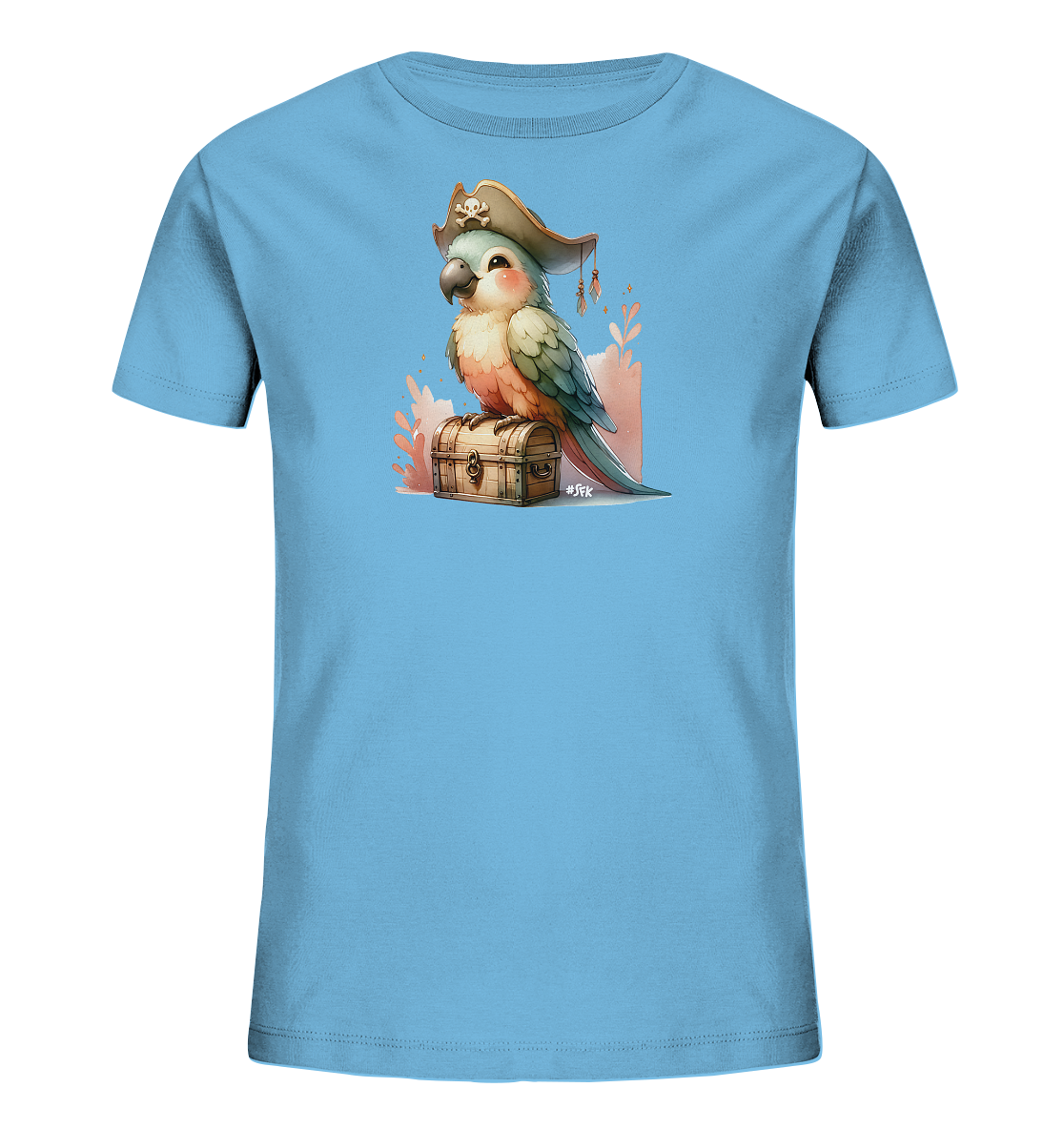 Onlineshop Shirts fuer Kinder - Dieses hellblaue T-Shirt fuer Kinder zeigt eine niedliche Illustration eines Piraten-Papageis. Der bunte Vogel traegt einen Piratenhut mit Totenkopf und sitzt auf einer kleinen Schatzkiste. Im Hintergrund sind stilisierte Pflanzen oder Wellen in zarten Farbtoenen angedeutet. Das Design hat ein verspieltes Piratenthema, ideal fuer kleine Abenteurer.
