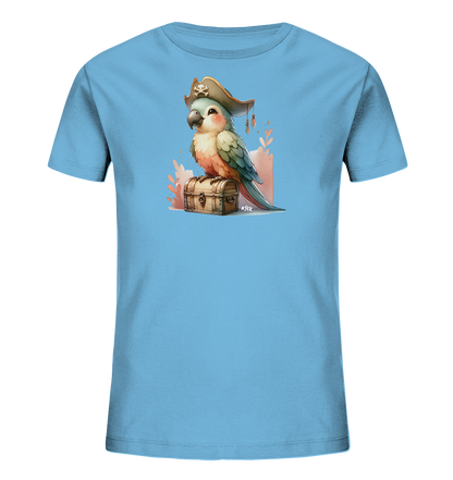 Onlineshop Shirts fuer Kinder - Dieses hellblaue T-Shirt fuer Kinder zeigt eine niedliche Illustration eines Piraten-Papageis. Der bunte Vogel traegt einen Piratenhut mit Totenkopf und sitzt auf einer kleinen Schatzkiste. Im Hintergrund sind stilisierte Pflanzen oder Wellen in zarten Farbtoenen angedeutet. Das Design hat ein verspieltes Piratenthema, ideal fuer kleine Abenteurer.