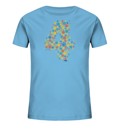 Onlineshop Shirts fuer Kinder - Das Bild zeigt ein hellblaues Kinder-T-Shirt mit einem grossen, farbenfrohen Druck auf der Vorderseite. Der Druck formt die Zahl 4 und besteht aus zahlreichen bunten Punkten und kleinen stilisierten Handabdruecken. Das Design ist lebendig und verspielt gestaltet.