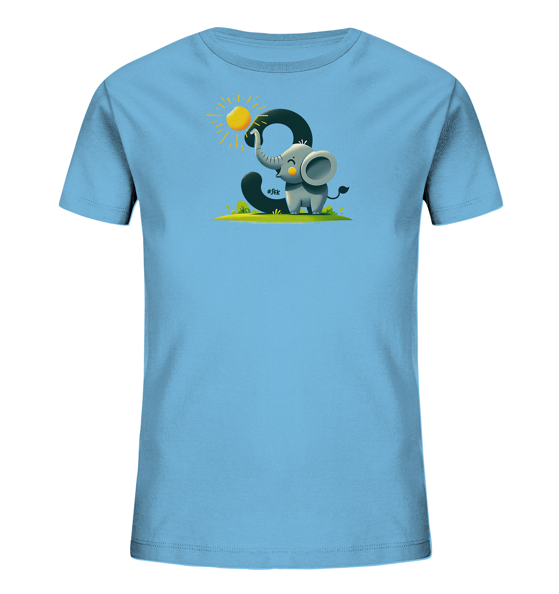 Onlineshop Shirts fuer Kinder - Das hellblaue T-Shirt zeigt ein froehliches Motiv fuer Kinder. Im Zentrum steht ein kleiner, freundlicher Elefant, der seinen Ruessel zu einer lachenden Sonne ausstreckt. Der Elefant ist neben einer grossen, dunklen Zahl Drei positioniert, was auf ein drittes Lebensjahr hindeuten koennte. Kleine Grasbueschel und Blumen runden das verspielte Design ab.
